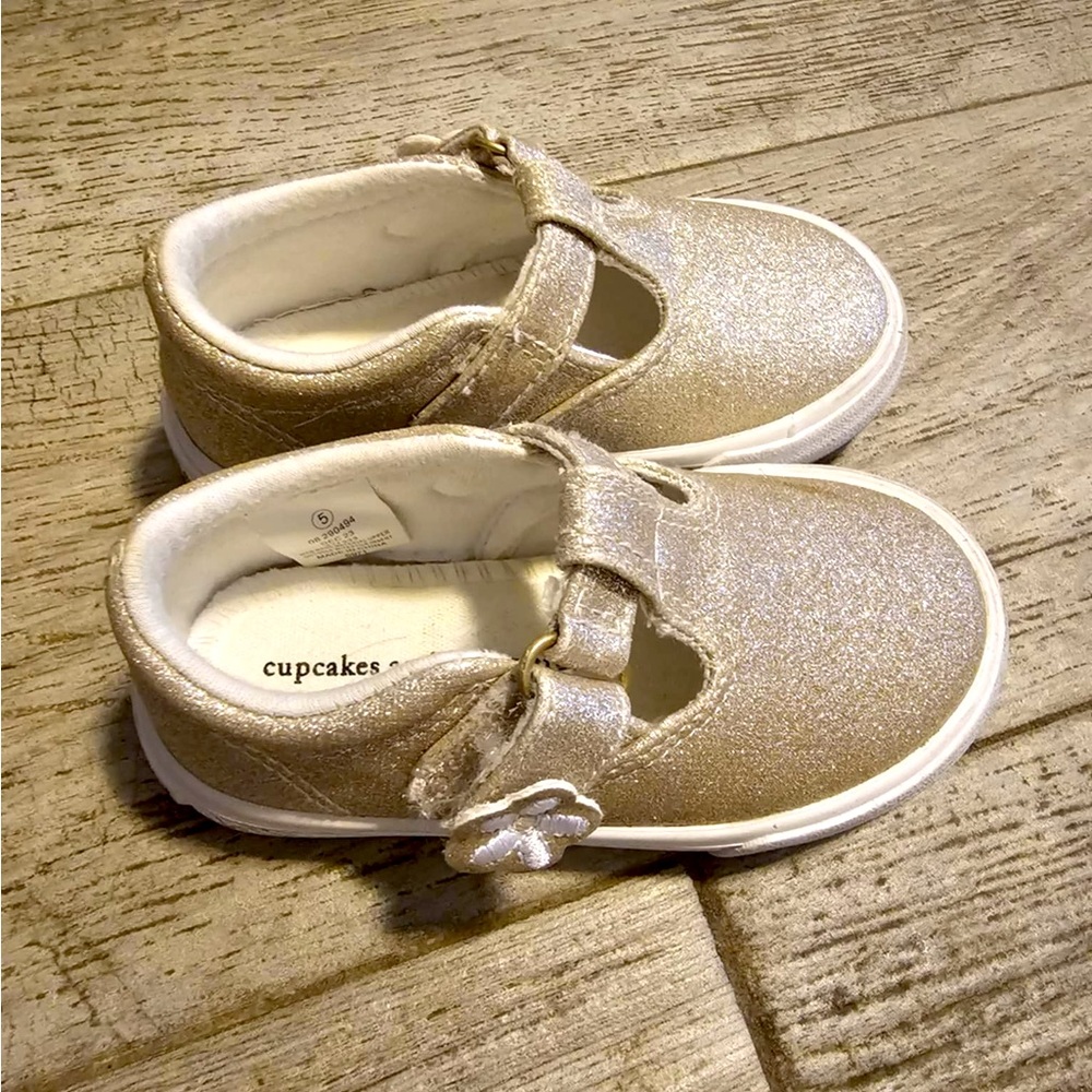 Cupcakes and cashmere silver gold sparkle toddler girls shoes size 5 like new